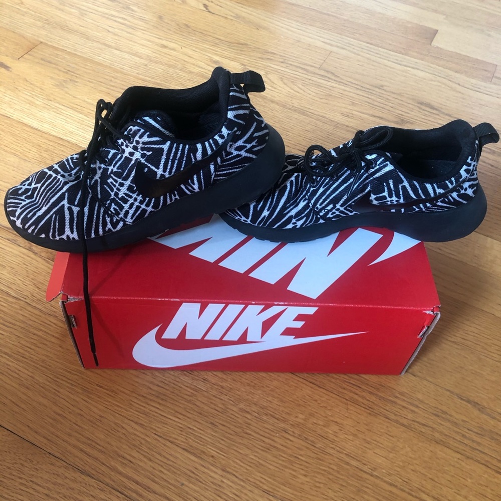 Used nike roshe size 6 great condition zebra print